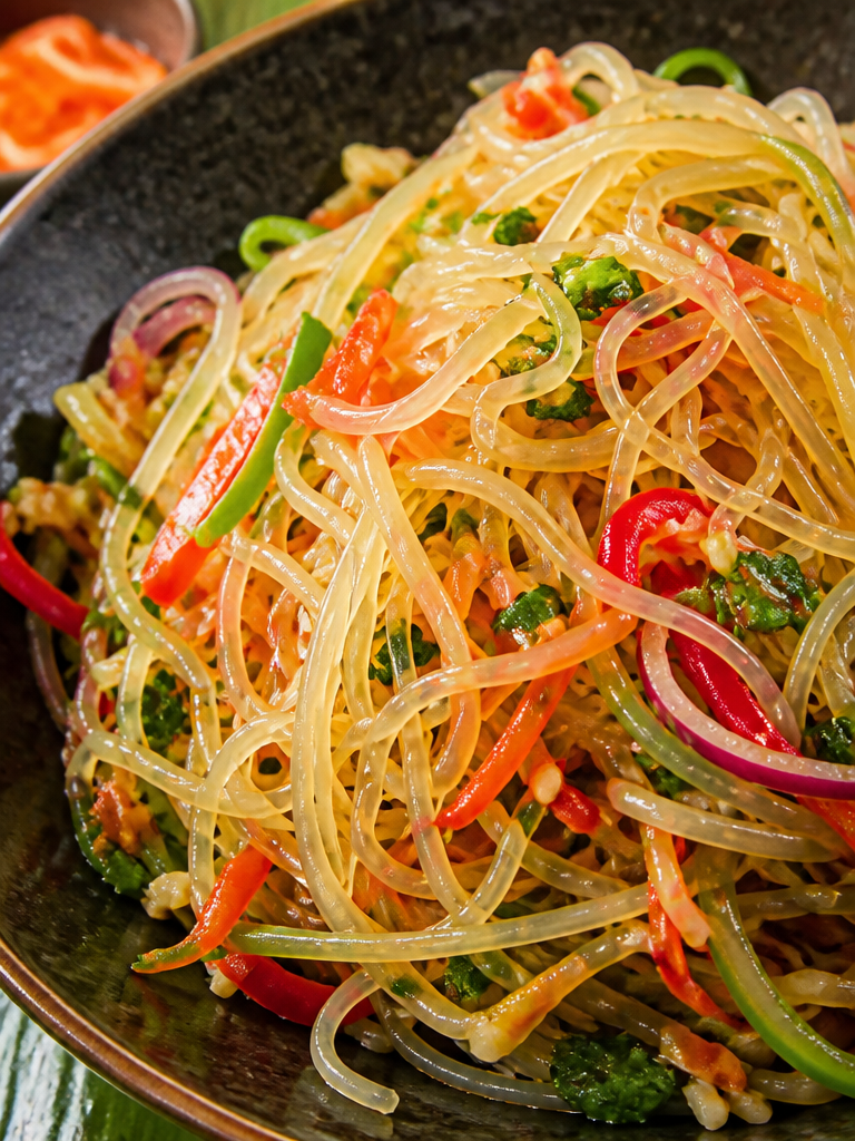 Ensalada de fideos sin cocinar con un aderezo picante