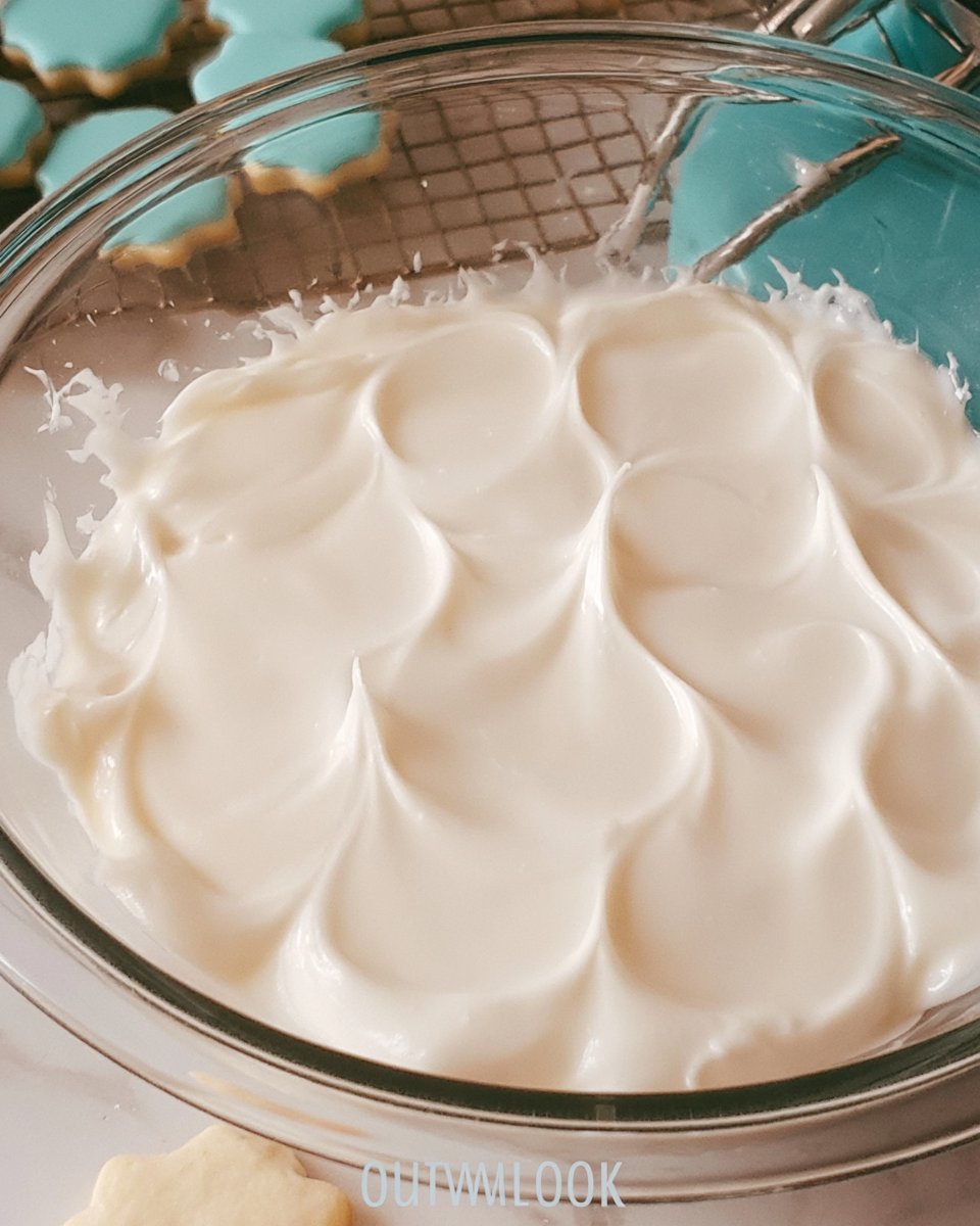 How to Use Royal Icing on Cookies