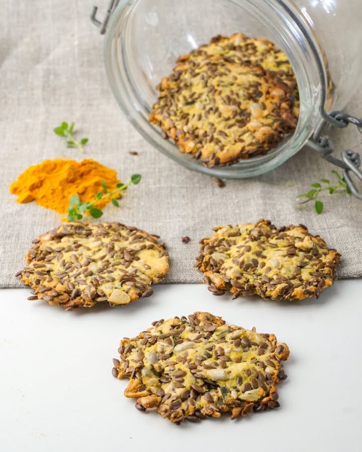 Glutenfreie Low Carb Leinsamen-Cracker - Rezept mit Kurkuma