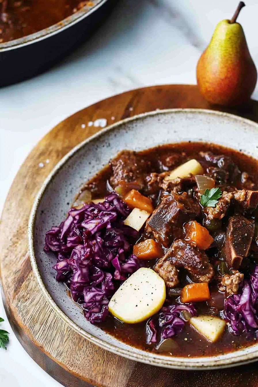 Wildschweingulasch und Birnenrotkohl