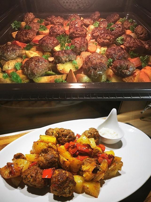 Fleischbällchen mit Kartoffelspalten