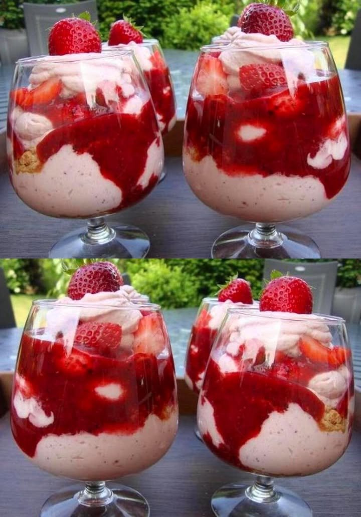Erdbeer-Quark-Dessert mit Butterbisquit-Boden
