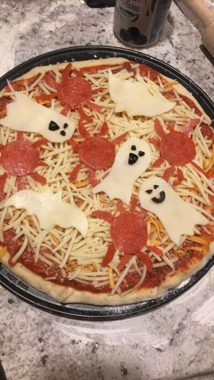 Halloween pizza ideas | Homemade halloween pizza, Halloween food for party, Halloween food ideas