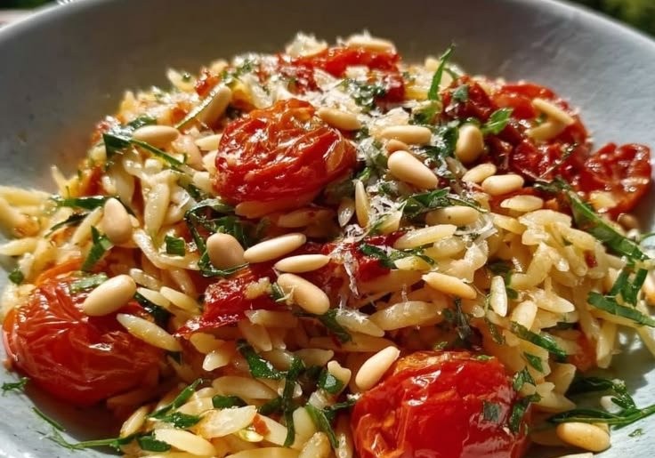 Orzo-Salat mit Tomaten und Pinienkernen