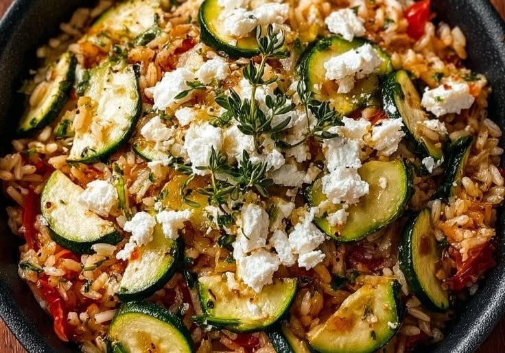 Mittelmeer-Zucchini-Reis-Pfanne mit Feta