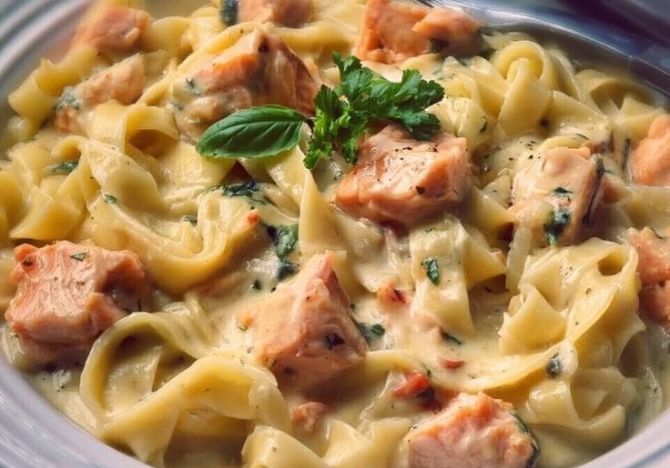 Pasta with salmon and cream sauce