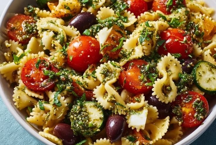 Mediterraner Nudelsalat mit Pesto