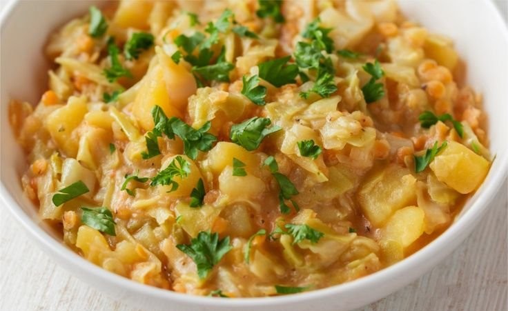 Spitzkohl mit Kartoffeln und roten Linsen
