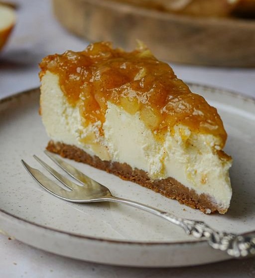 Weihnachtlicher Käsekuchen mit Spekulatiusboden und Bratapfel-Topping