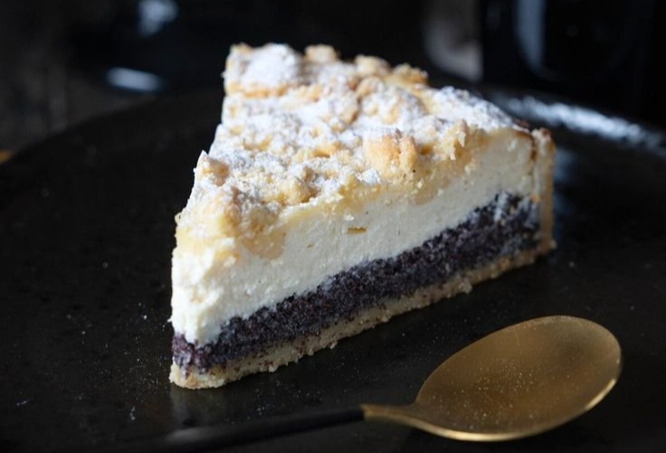 Cremiger Käsekuchen mit Mohnfüllung und Streuseln