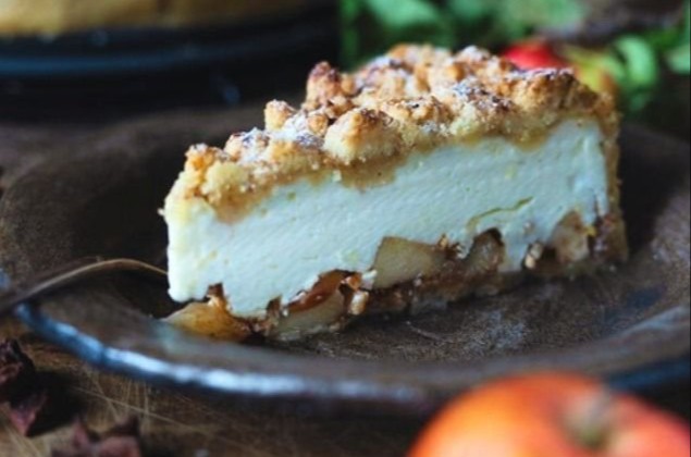 Würziger Bratapfel-Käsekuchen mit Zimtstreuseln