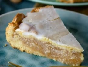 Gedeckter Apfelkuchen mit Zimt Apfelmus