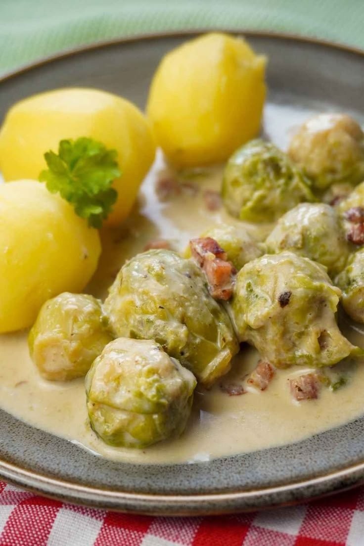 Rahm-Rosenkohl mit Speck und cremiger weißer Soße