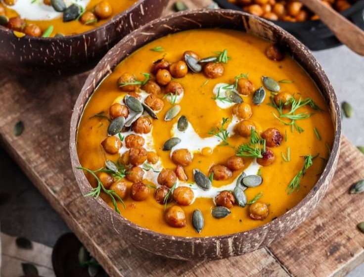 Vegane Kürbis Suppe mit knusprigen Kichererbsen