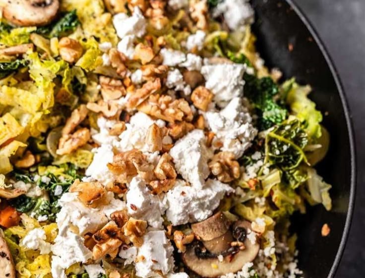 Vegetarische Couscous-Pfanne mit Wirsing und Feta