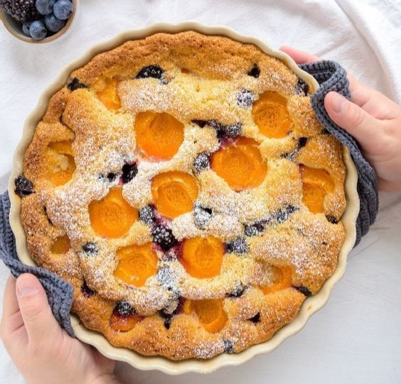 Schneller Blitzkuchen mit Brombeere, Blaubeeren und Aprikosen