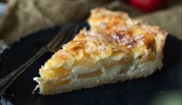 Saftige Apfeltarte mit Schmand und Mandeln