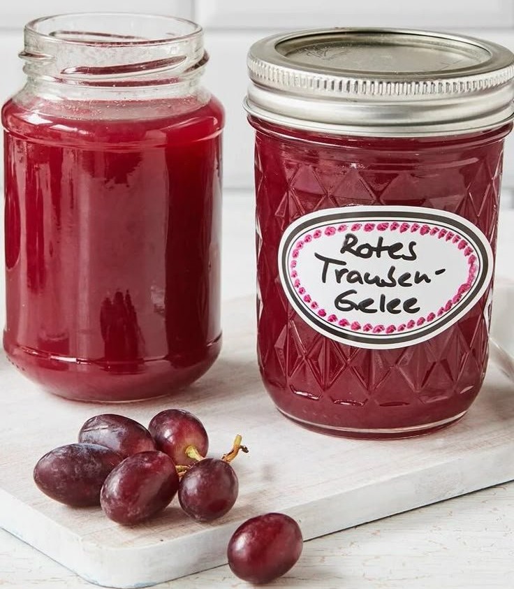 Rotes Traubengelee mit Orangensaft