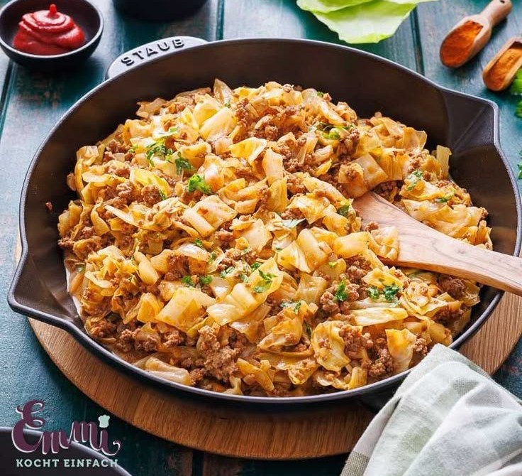 Schnelle Spitzkohlpfanne mit Hackfleisch