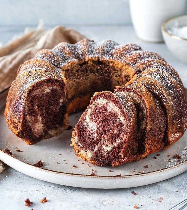Marmorkuchen mit Öl und Mineralwasser