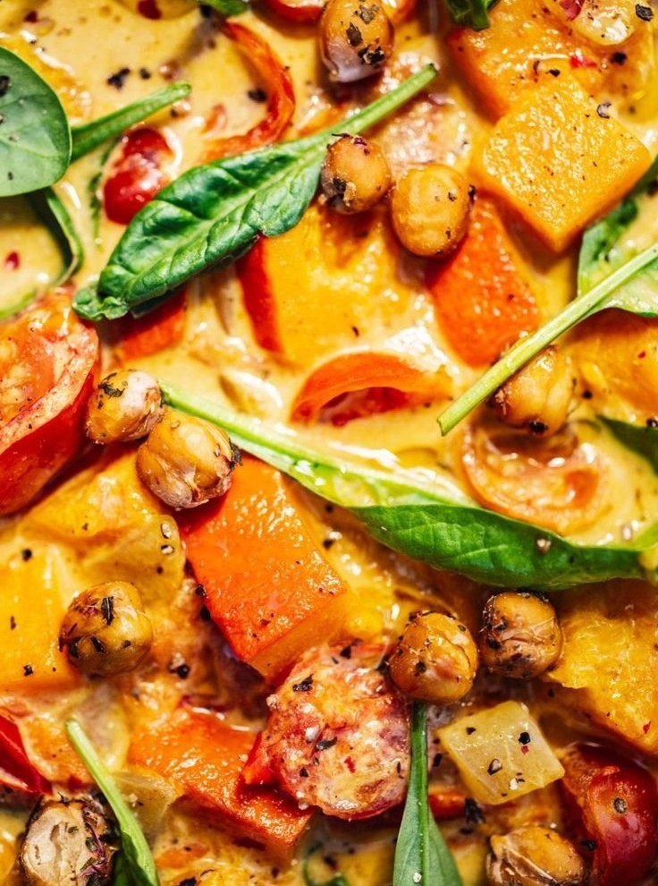 Spätsommerliches Tomaten-Kürbis-Curry mit Crunchy Kichererbsen