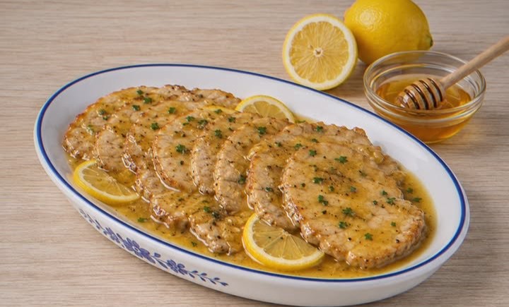 Lonza di maiale a fette in padella con salsa al limone e miele