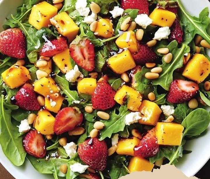 Erdbeer-Mango-Salat mit Spinat