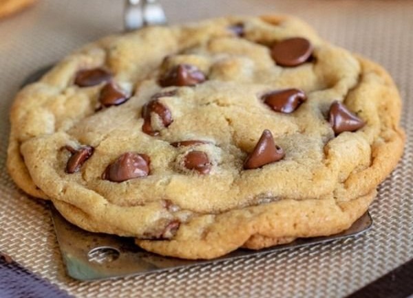THE BEST CHEWY CHOCOLATE CHIP COOKIES