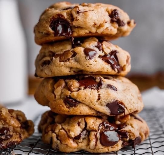 Giant Chocolate Chip Cookie