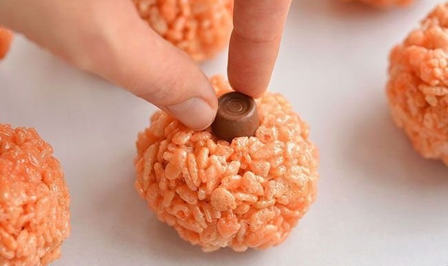 Rice Krispie Treat Pumpkins | An Easy Halloween Treat Idea