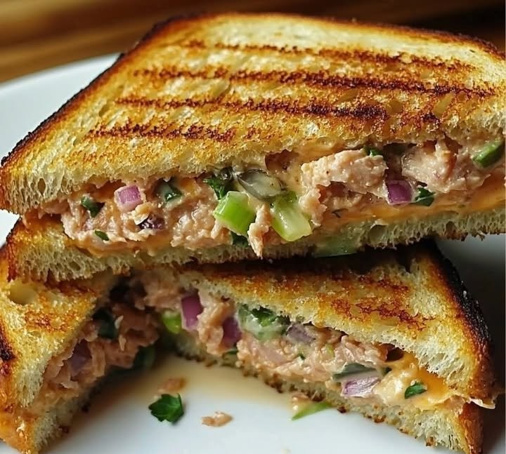 Gegrillter Thunfisch-Käse-SandwichZutaten:1 Dose Thunfisch in Wasser, abgetropft2 EL Mayonnaise1 TL Senf1/4 rote Zwiebel, fein gehackt1/4 Tasse Sellerie, gehacktSalz und Pfeffer nach Ge...
