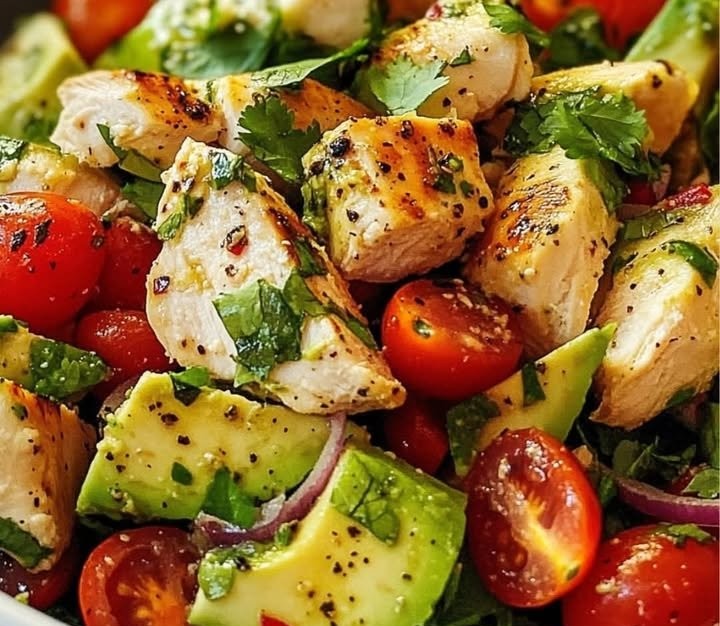 Avocado-Hähnchen-Salat
Zutaten 📋
- 2 reife Avocados
- 300 g Hähnchenbrustfilet
- 150 g Cherrytomaten (halbiert)
- 1 kleine rote Zwiebel (fein gehackt)
- 1 Limette (Saft)
- 2 EL Olivenöl
- 1 TL Hon...