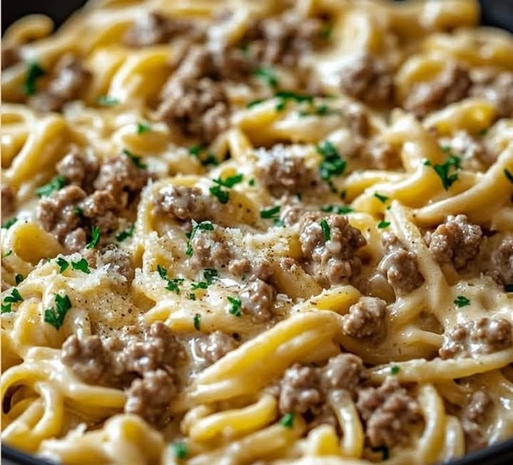 Cremige Knoblauchbutter-Pasta mit Hackfleisch aus einem TopfZutaten- 400 g Spaghetti
- 300 g Rinderhackfleisch
- 4 Knoblauchzehen, fein gehackt
- 1 Zwiebel, gewürfelt
- 200 ml Gemüsebrühe
- 200...