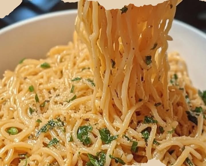 Knoblauchbutter-Kräuter-Pasta in 5 MinutenZutaten
200 g Spaghetti
4 EL Butter
3 Knoblauchzehen, fein gehackt
1 TL getrockneter Oregano
1 TL getrockneter Thymian
Salz und Pfeffer nach Geschmack
Fris...