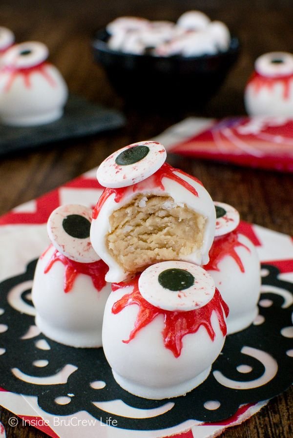 Recette des Cake Pops spécial Halloween façon Oeil Sanglant | Halloween peanut butter eyeballs, Eyeball truffles, Halloween desserts