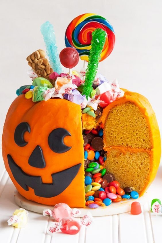 Candy-Filled Pumpkin Pail Cake for Halloween | Jack o lantern cake, Halloween pumpkin cake, Halloween torte