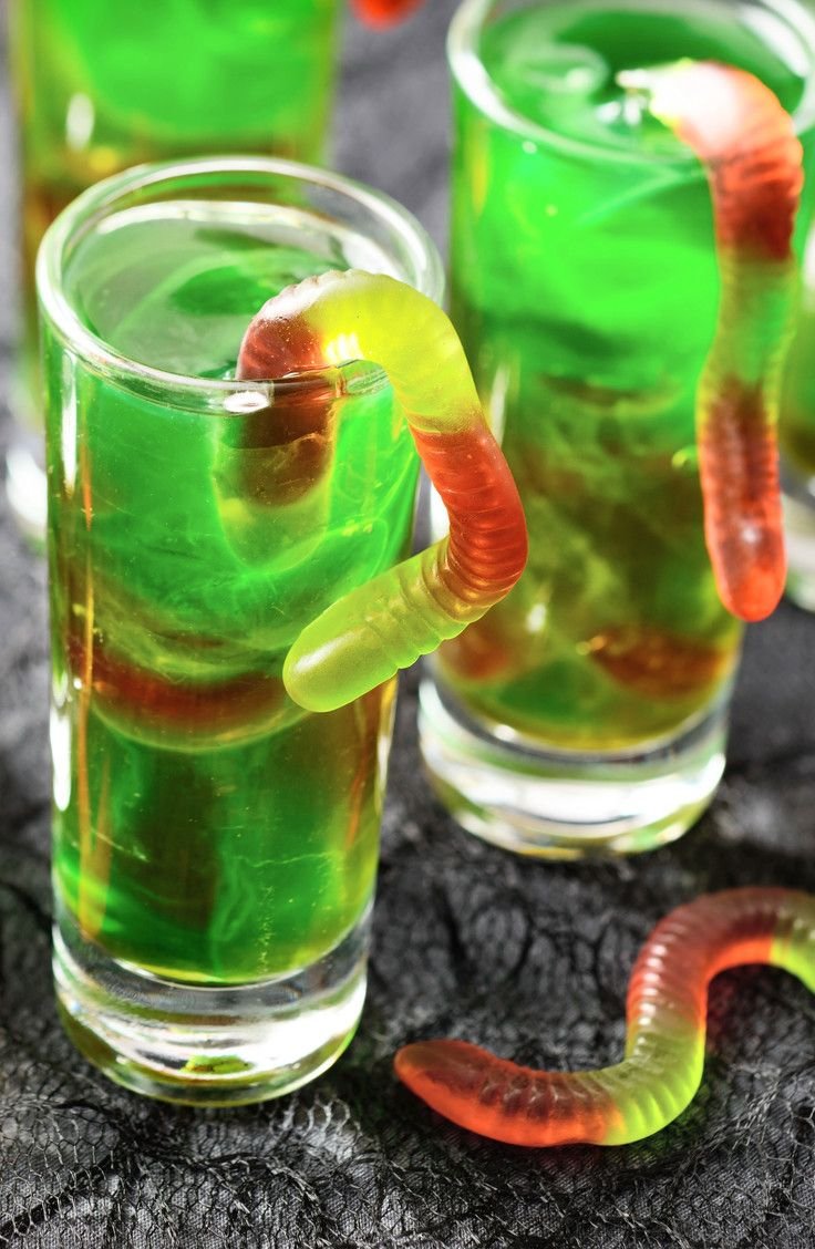 Halloween Zombie Cocktail mit Orangensaft und Curaçao