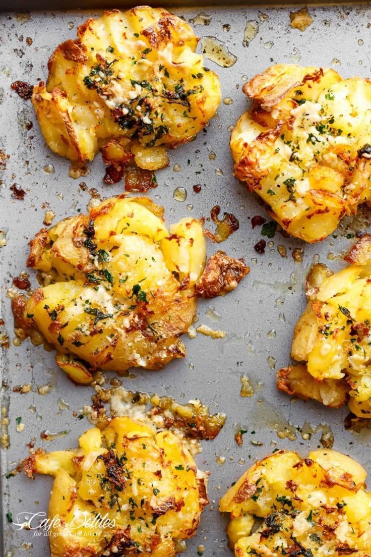 Pommes de terre croustillantes au beurre à l’ail et parmesan: l’accompagnement parfait!