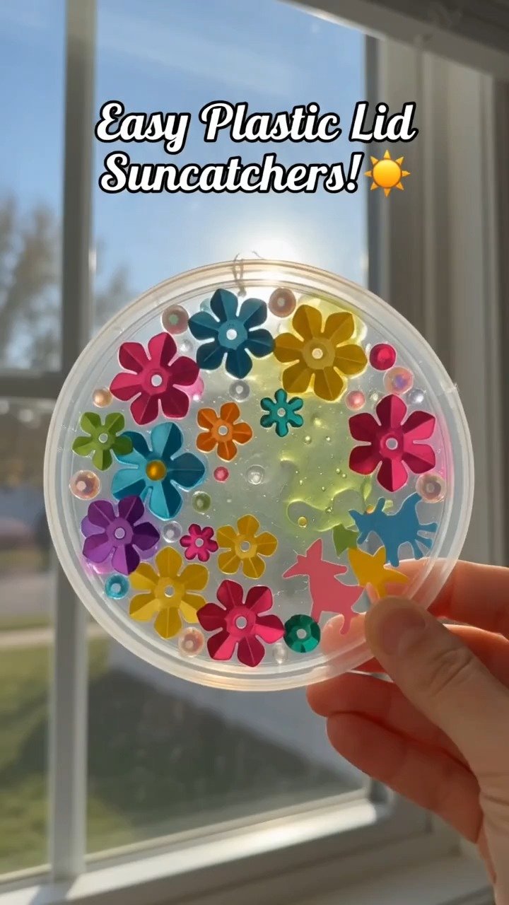 Plastikdeckel werden zu bunten Sonnenfängern mit einfachen Designs, die im Fenster leuchten und alltäglichen Materialien ein kreatives zweites Leben verleihen.