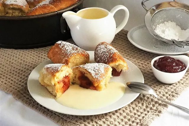 Buchteln mit Pflaumenmarmelade