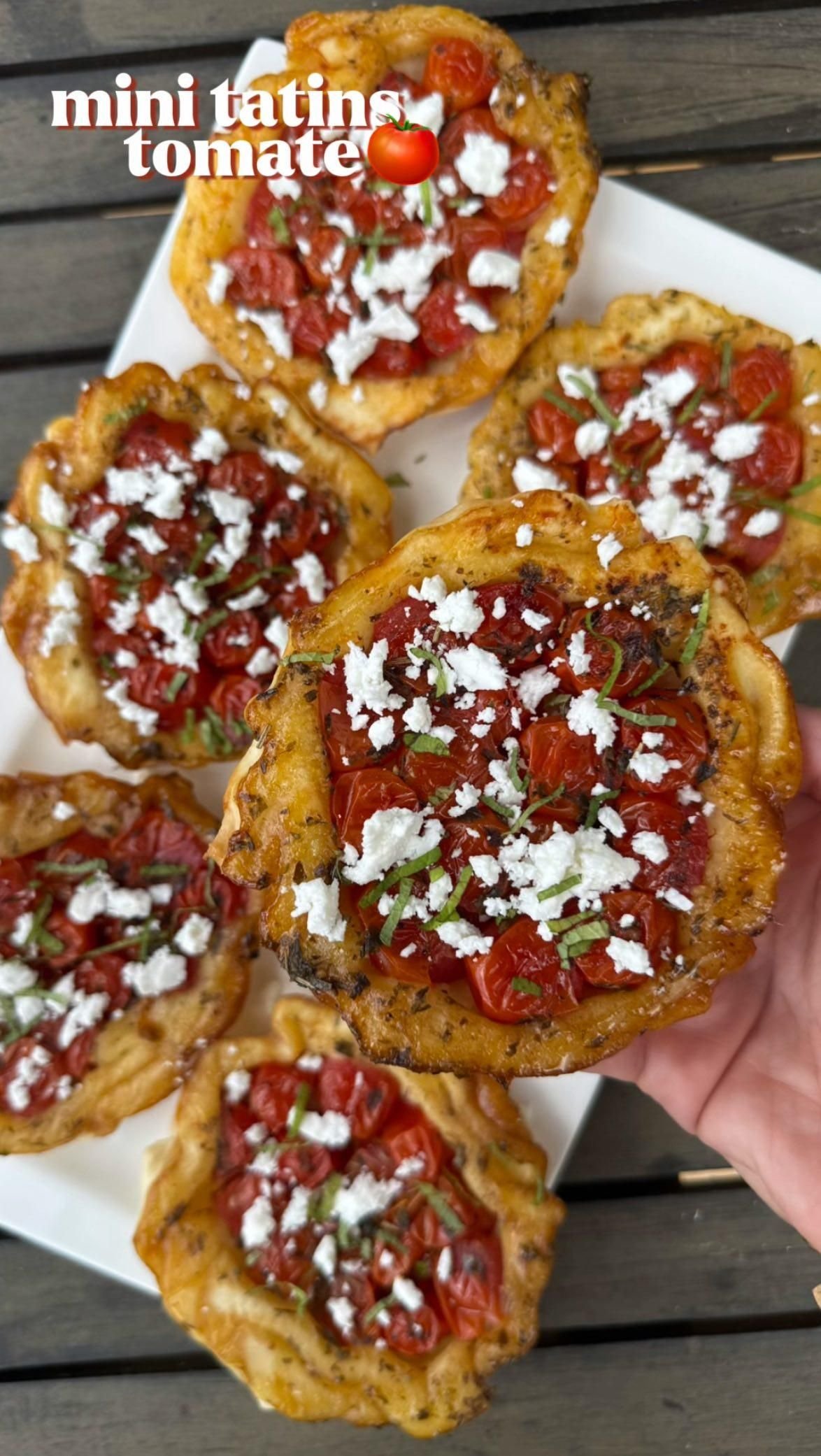 MINI TATINS TOMATE 🍅 Ces tartes ont l'air d'une arnaque tellement elles sont bonnes ET faciles &agrave; faire, je les fais TOU&hellip; [Vid&eacute;o] | Ap&eacute;ro d&icirc;natoire v&eacute;g&eacute;tarien, Tartelette tomate cerise, Tartes sal&eacute;es