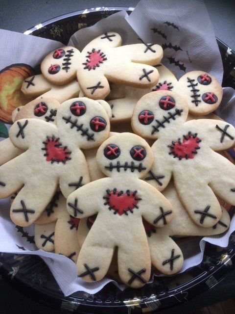 Halloweenkekse mit einfachem Butterkeksteig - Dekor Voodo | Halloween diy snacks for kids, Horror baking ideas, Creepy cookies