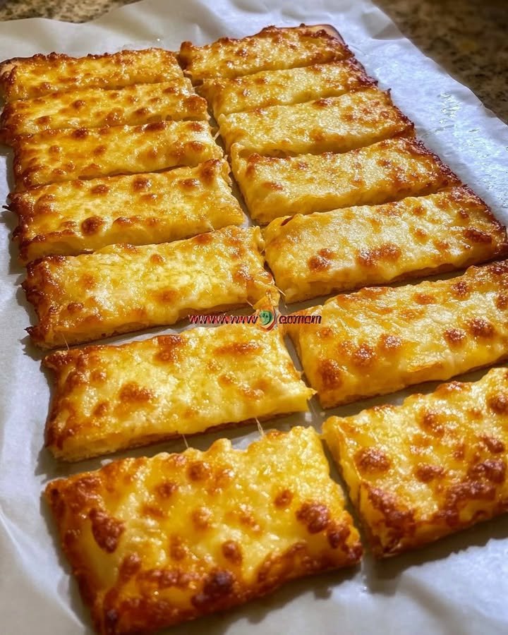 Einfacher, käsiger SnackZutaten:
1 Tasse Parmesan, 1 Tasse Mozzarella, 1 Ei, 1 Teelöffel ZwiebelpulverZubereitung:
Alle Zutaten in einer Schüssel vermengen. Die Mischung auf Pergament...