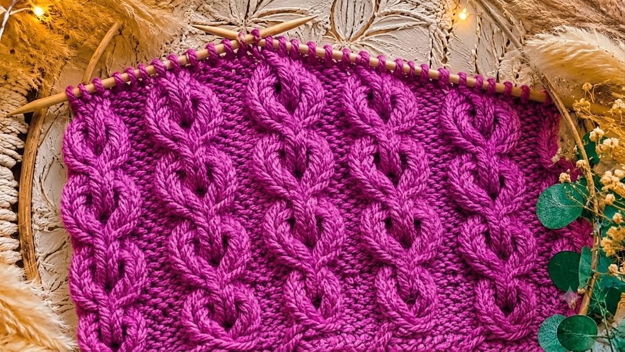 Alle Strickerinnen aufgepasst! 🧶 Das sich kreuzende Herzmuster ist so dick und kuschelig! Was würdest du mit diesem plüschigen magentafarbenen Stück stricken: einen auffälligen Winterpullover, einen dicken Schal oder eine gemütliche Decke?