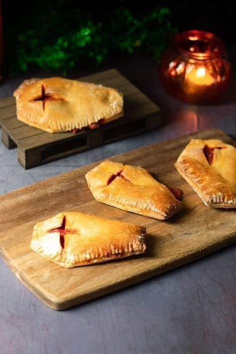 Pizzataschen mal anders! | Low Carb Snack für Halloween | Candy corn pastries video, How to make candy corn pastries, Halloween pizza pockets