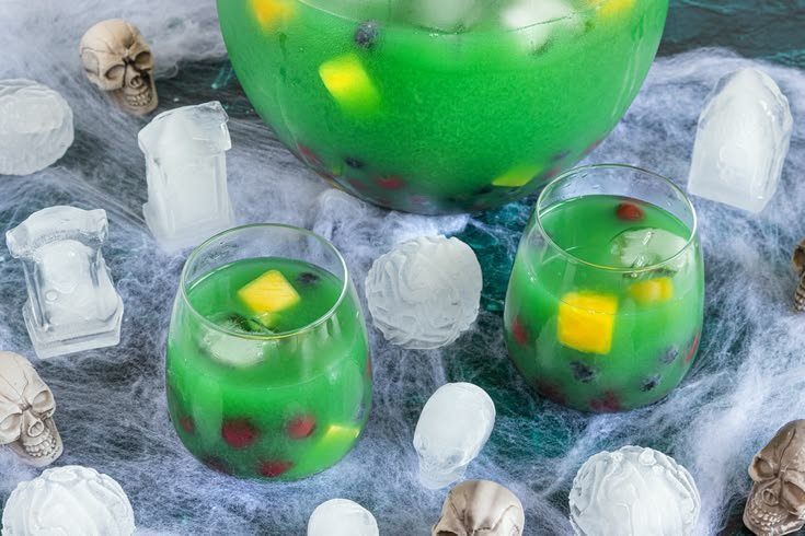 Schaurig fruchtige Halloweenbowle mit Alkohol | Rezept | Quarkbällchen selber machen, Eierpunsch selber machen, Halloween bowle