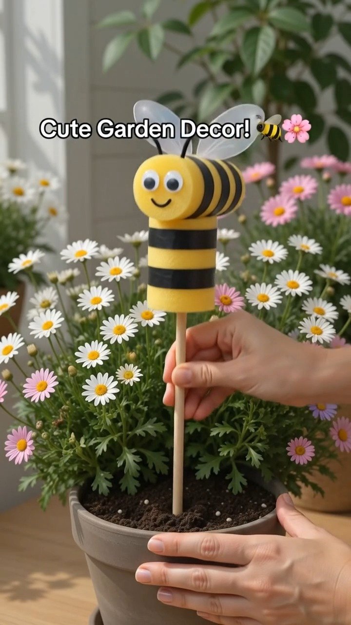 Helle Poolnudeln verwandeln sich in verspielte Bumblebee-Gartenstecker, die Farbe und Persönlichkeit zu Blumenbeeten oder Pflanzgefäßen hinzufügen. Perfekt für deinen nächsten Basteltag.