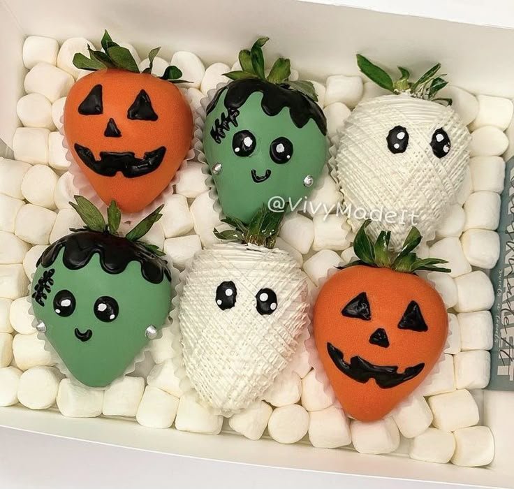 Halloween Chocolate Covered Strawberries | Halloween decorated strawberries, Halloween treats strawberries, Halloween birthday strawberries