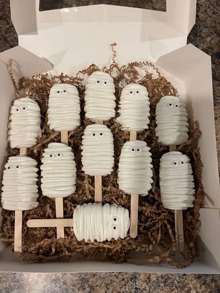 Halloween torte | Cake pop designs, Halloween cake pops, Halloween treat ideas