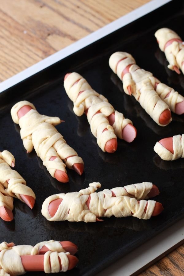 Halloween Mummy Hot Dogs Recipe | Comment faire des hot dogs en forme de momie, Hot dogs momie pour halloween, Hot dogs pour maman